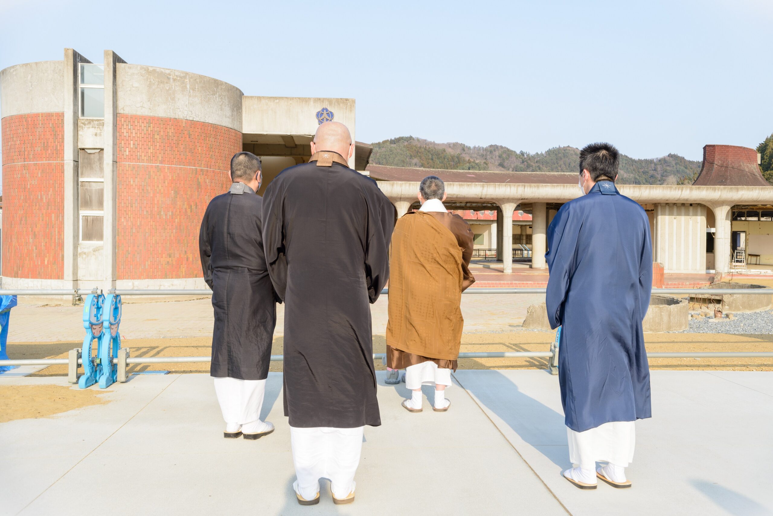 大川小で供養する福井住職ら浄土宗僧侶

